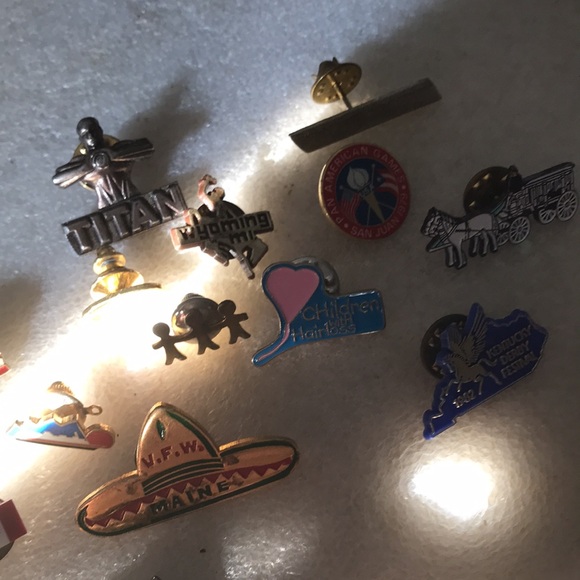 Pin  lot - Picture 4 of 6